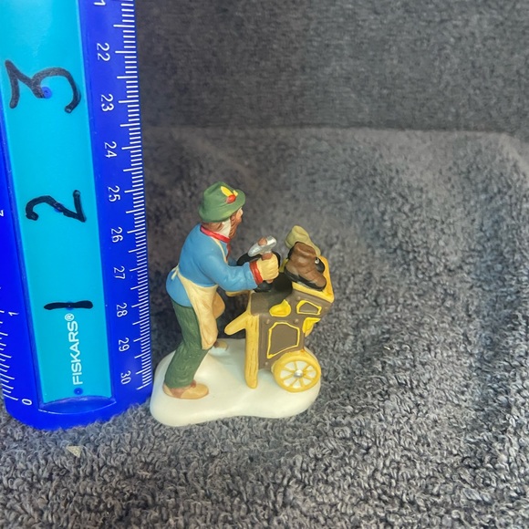 Dept 56 Heritage Village Cobbler 5839-4 Figurine - Picture 6 of 6